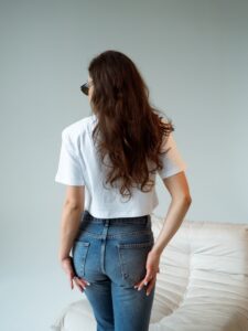 dzwony jeans średni stan, krótki top biały bawełniany z poduszkami na ramionach