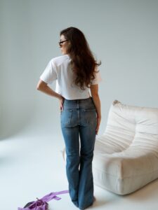 dzwony jeans średni stan, krótki top biały bawełniany z poduszkami na ramionach