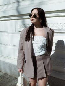 elegancka marynarka beżowe z jednym guzikiem, spódniczko-spodenki beżowe, komplet, garnitur damski