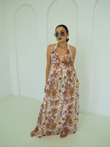 Sukienka boho maxi długa, wiązana na szyi z motywem kwiatowym