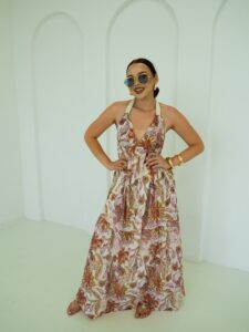 Sukienka boho maxi długa, wiązana na szyi z motywem kwiatowym