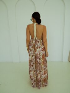 Sukienka boho maxi długa, wiązana na szyi z motywem kwiatowym