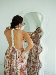 Sukienka boho maxi długa, wiązana na szyi z motywem kwiatowym
